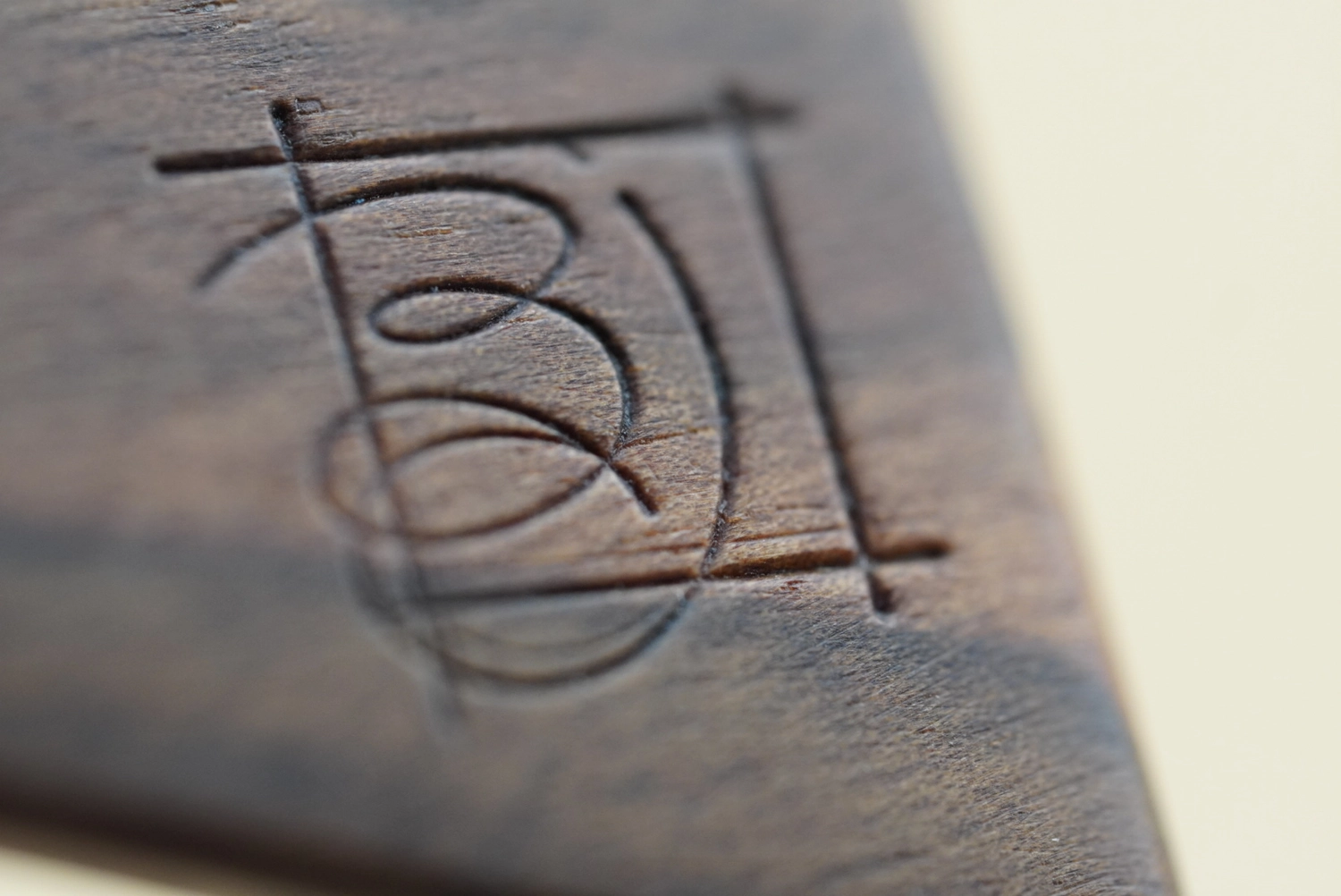 Bode Originals – handgefertigte Fliegen aus Holz – Stempel auf Holz geschnitzt